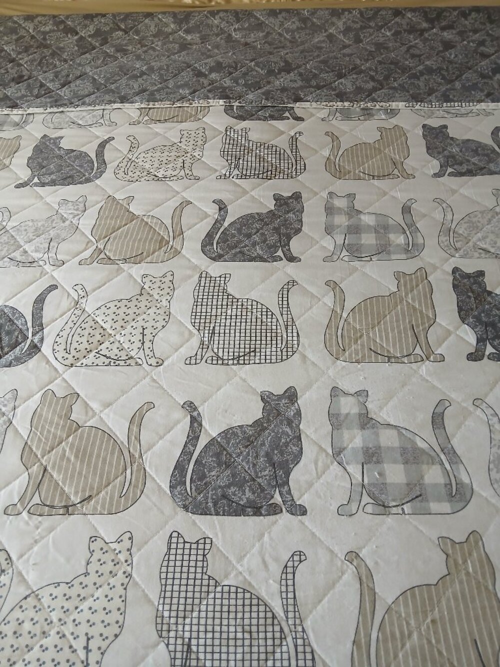 Reversible Cat Print full/queen quilt, with 2 matching Shams